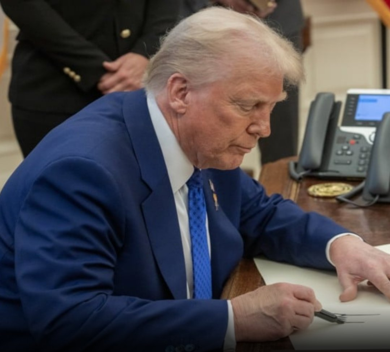 Petróleo fecha em queda de mais de 2% de olho em tarifas de Trump e possível aumento de oferta