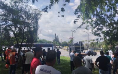 TRABALHADORES EM GREVE HÁ 6 DIAS PROTESTAM NA PORTA DA REGAP