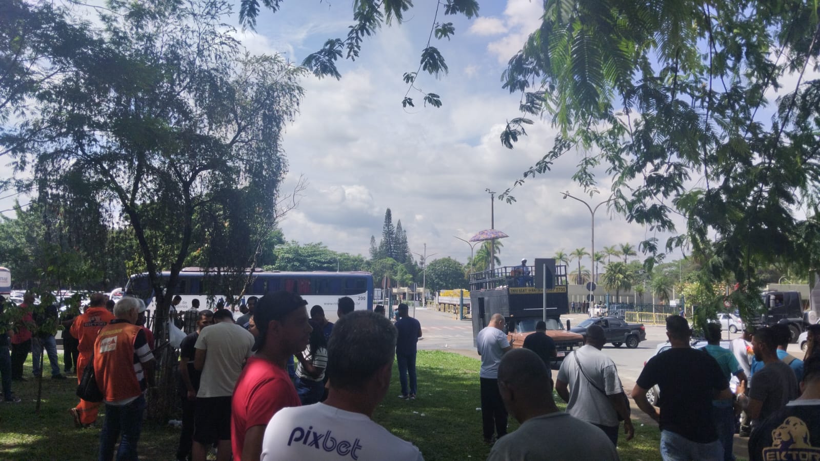 TRABALHADORES EM GREVE HÁ 6 DIAS PROTESTAM NA PORTA DA REGAP