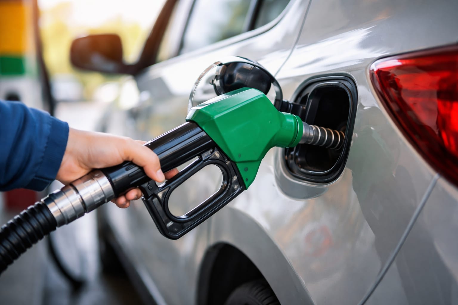 Queda no preço da gasolina nas refinarias não chega ao consumidor mineiro