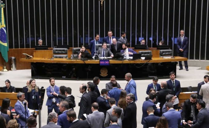 Câmara aprova projeto que reajusta multa por adulteração de combustíveis