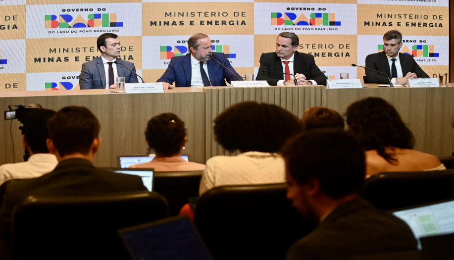 Governo estreia novo modelo de subsídio em primeira medida para alívio da gasolina 