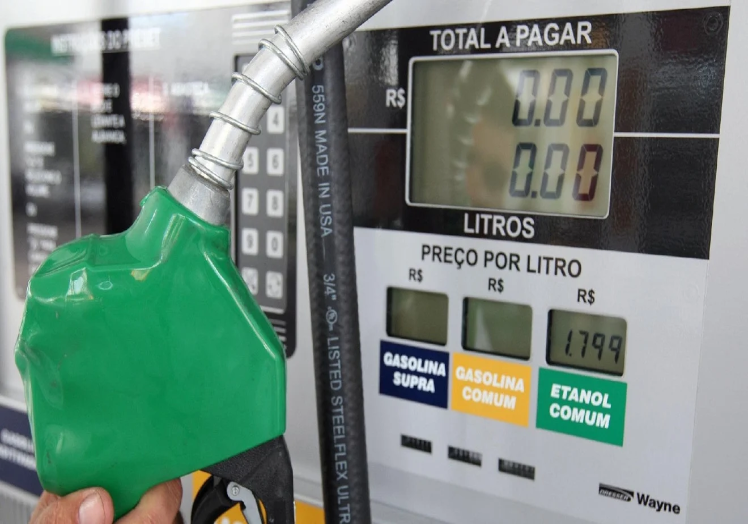 Governo amplia teor de etanol na gasolina com o preço do petróleo voltando a subir